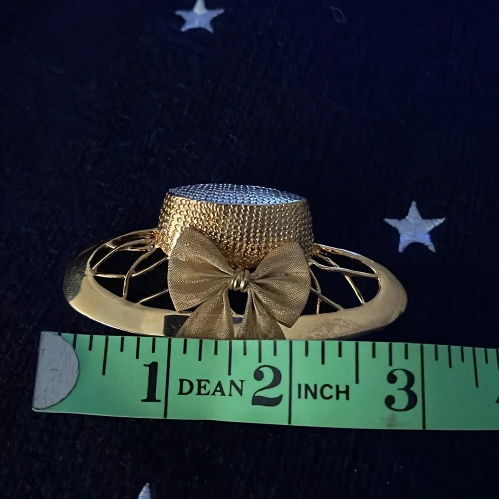 VINTAGE COSTUME JEWELRY GOLD TONE HAT 3 inches 1 inch